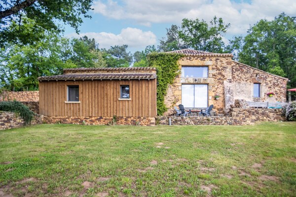 Foto van Vakantiehuis in Mazeyrolles met tuin - Vakantiehuis in Mazeyrolles - ExteriorSummer