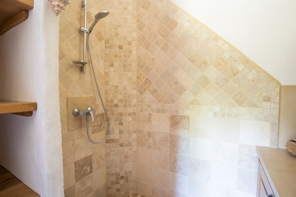 Foto van Vakantiehuis in Mazeyrolles met tuin - Vakantiehuis in Mazeyrolles - BathRoom