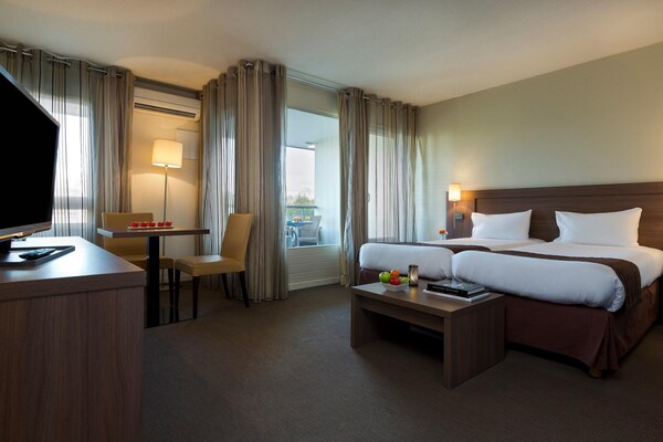 Foto van Appartement met uitzicht op zwembad - Vakantiehuis in Ferney-Voltaire - BedRoom