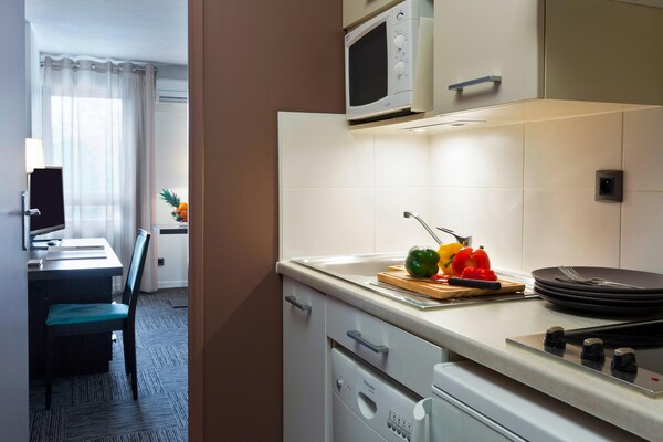 Foto van Appartement met uitzicht op zwembad - Vakantiehuis in Ferney-Voltaire - Kitchen