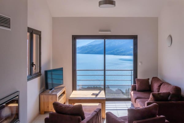 Foto van Verblijf aan het meer van Chorges met open haard - Vakantiehuis in Chorges - LivingRoom