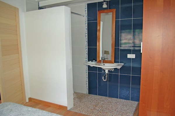 Foto van La Turbie Appartement, La Turbie - Vakantiehuis in La Turbie - BathRoom