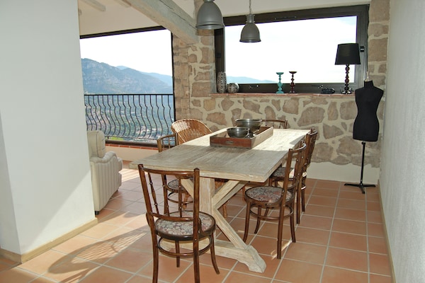 Foto van La Turbie Appartement, La Turbie - Vakantiehuis in La Turbie - DiningRoom