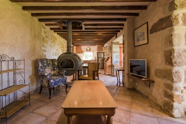 Foto van Modern vakantiehuis met zwembad - Vakantiehuis in Saint Bonnet la Riviére - LivingRoom