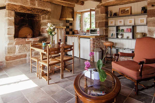 Foto van Modern vakantiehuis met zwembad - Vakantiehuis in Saint Bonnet la Riviére - DiningRoom