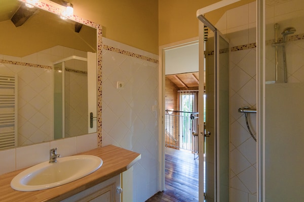 Foto van Modern vakantiehuis met zwembad - Vakantiehuis in Saint Bonnet la Riviére - BathRoom