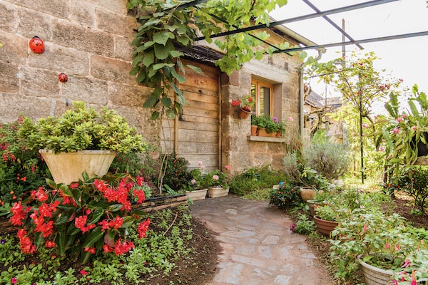 Foto van Modern vakantiehuis met zwembad - Vakantiehuis in Saint Bonnet la Riviére - ExteriorSummer