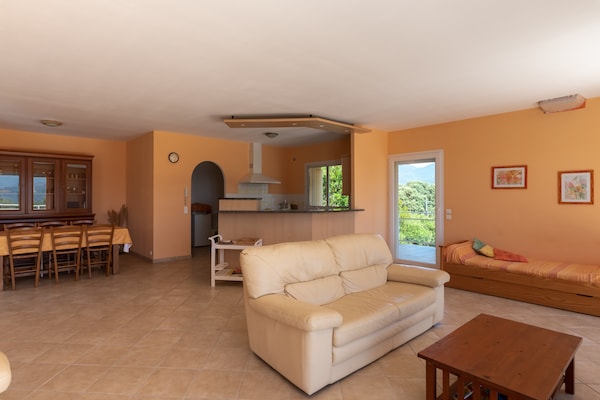 Foto van Ruime villa met zwembad - Vakantiehuis in St Andrea D'orcino - LivingRoom