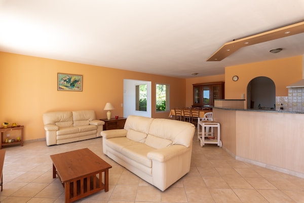 Foto van Ruime villa met zwembad - Vakantiehuis in St Andrea D'orcino - LivingRoom