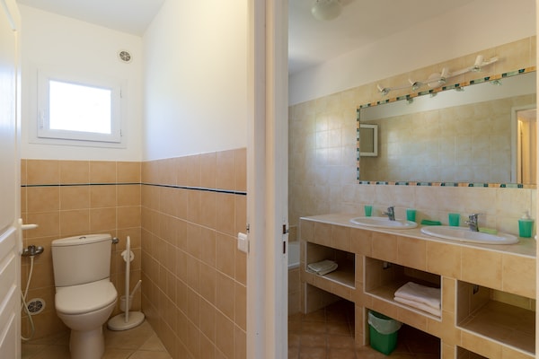 Foto van Ruime villa met zwembad - Vakantiehuis in St Andrea D'orcino - BathRoom