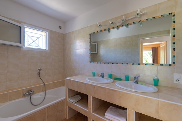 Foto van Ruime villa met zwembad - Vakantiehuis in St Andrea D'orcino - BathRoom