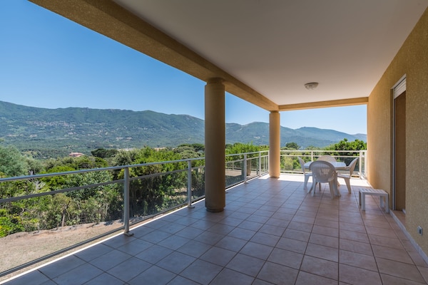 Foto van Ruime villa met zwembad - Vakantiehuis in St Andrea D'orcino - TerraceBalcony