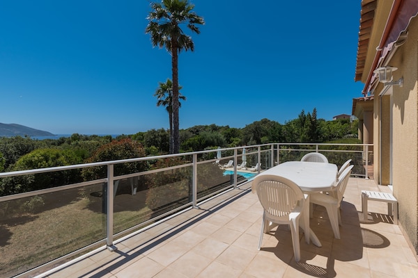 Foto van Ruime villa met zwembad - Vakantiehuis in St Andrea D'orcino - TerraceBalcony