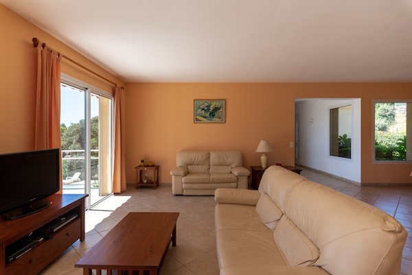 Foto van Ruime villa met zwembad - Vakantiehuis in St Andrea D'orcino - LivingRoom