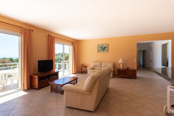 Foto van Ruime villa met zwembad - Vakantiehuis in St Andrea D'orcino - LivingRoom