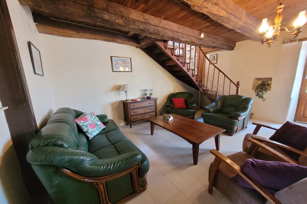 Foto van Authentieke gîte met terras en gedeeld zwembad. - Vakantiehuis in Saint-Saud-Lacoussière - LivingRoom