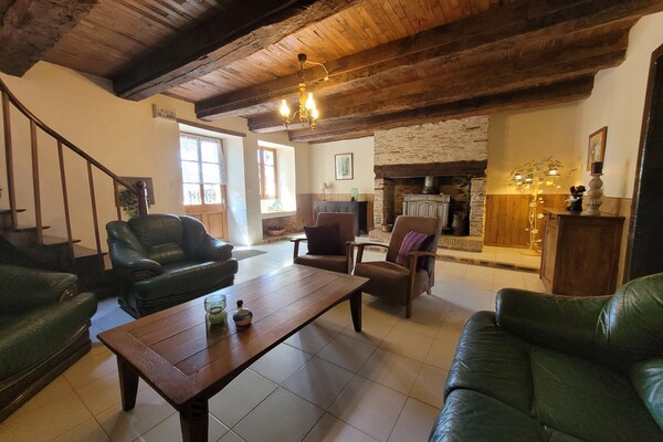Foto van Authentieke gîte met terras en gedeeld zwembad. - Vakantiehuis in Saint-Saud-Lacoussière - LivingRoom