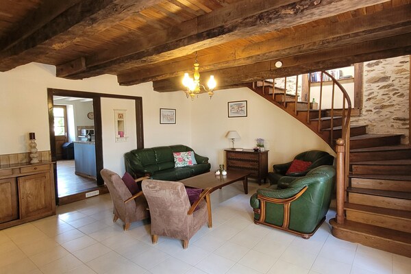 Foto van Authentieke gîte met terras en gedeeld zwembad. - Vakantiehuis in Saint-Saud-Lacoussière - LivingRoom