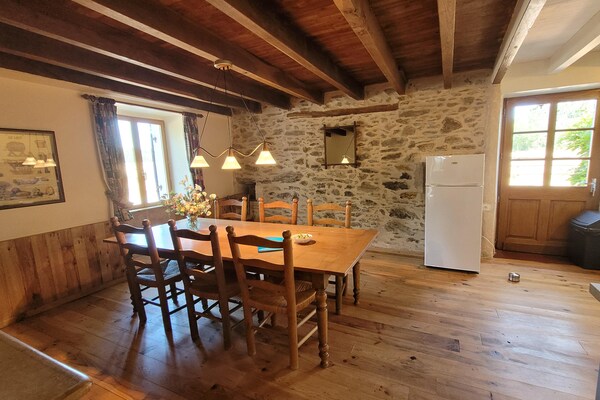 Foto van Authentieke gîte met terras en gedeeld zwembad. - Vakantiehuis in Saint-Saud-Lacoussière - DiningRoom