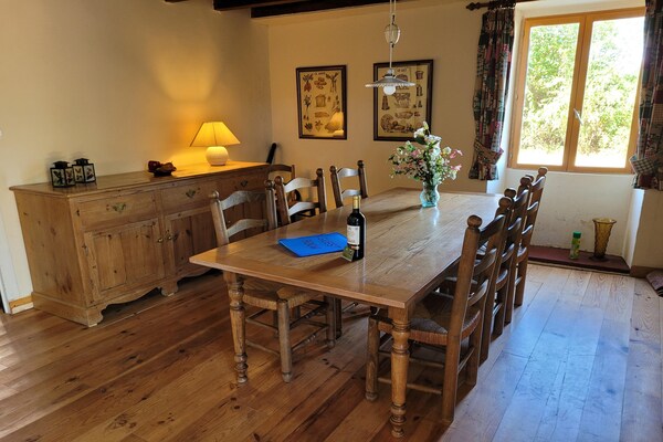 Foto van Authentieke gîte met terras en gedeeld zwembad. - Vakantiehuis in Saint-Saud-Lacoussière - DiningRoom