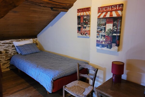 Foto van Authentieke gîte met terras en gedeeld zwembad. - Vakantiehuis in Saint-Saud-Lacoussière - BedRoom