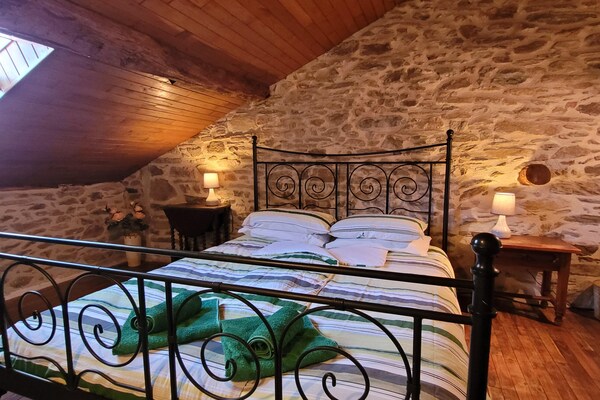 Foto van Authentieke gîte met terras en gedeeld zwembad. - Vakantiehuis in Saint-Saud-Lacoussière - BedRoom