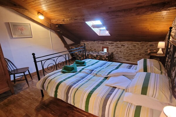 Foto van Authentieke gîte met terras en gedeeld zwembad. - Vakantiehuis in Saint-Saud-Lacoussière - BedRoom