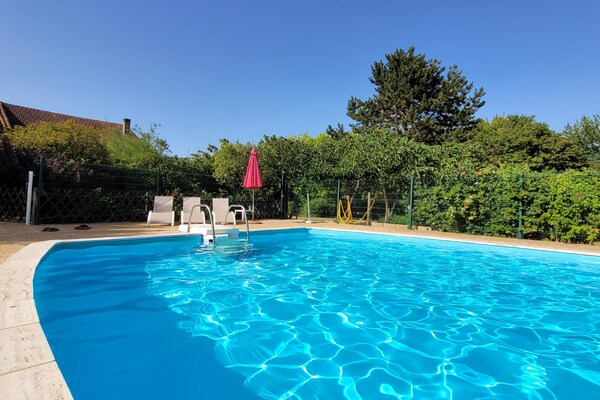 Foto van Authentieke gîte met terras en gedeeld zwembad. - Vakantiehuis in Saint-Saud-Lacoussière - PoolOfHouse