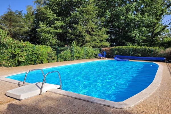 Foto van Authentieke gîte met terras en gedeeld zwembad. - Vakantiehuis in Saint-Saud-Lacoussière - PoolOfHouse