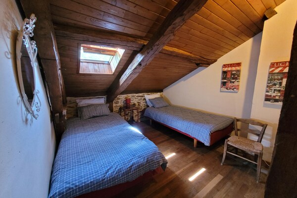 Foto van Authentieke gîte met terras en gedeeld zwembad. - Vakantiehuis in Saint-Saud-Lacoussière - BedRoom