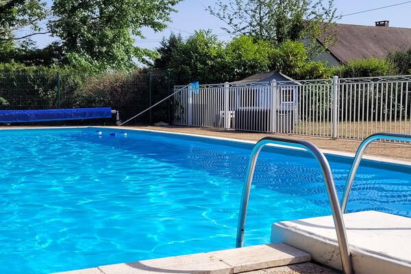 Foto van Authentieke gîte met terras en gedeeld zwembad. - Vakantiehuis in Saint-Saud-Lacoussière - PoolOfHouse