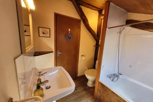 Foto van Authentieke gîte met terras en gedeeld zwembad. - Vakantiehuis in Saint-Saud-Lacoussière - BathRoom
