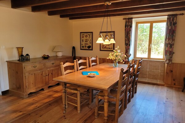 Foto van Authentieke gîte met terras en gedeeld zwembad. - Vakantiehuis in Saint-Saud-Lacoussière - DiningRoom