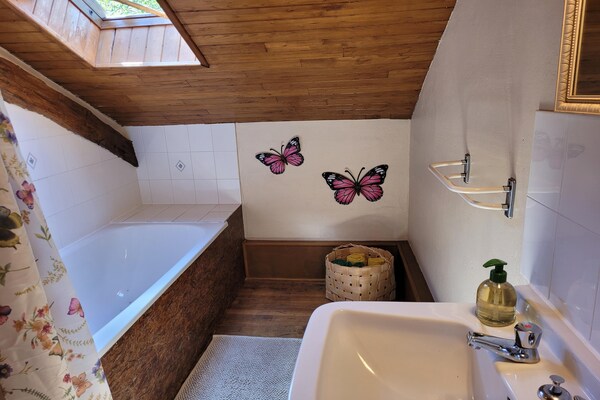 Foto van Authentieke gîte met terras en gedeeld zwembad. - Vakantiehuis in Saint-Saud-Lacoussière - BathRoom
