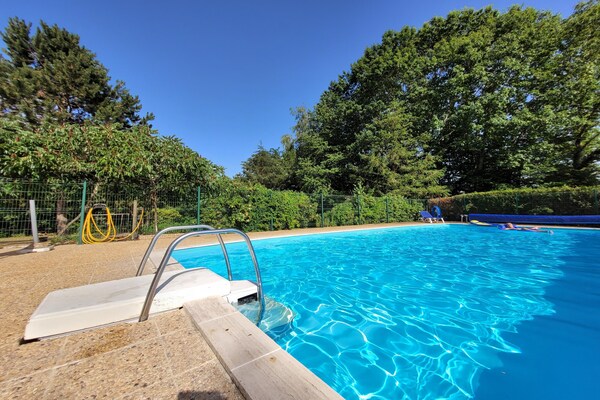 Foto van Authentieke gîte met terras en gedeeld zwembad. - Vakantiehuis in Saint-Saud-Lacoussière - PoolOfHouse