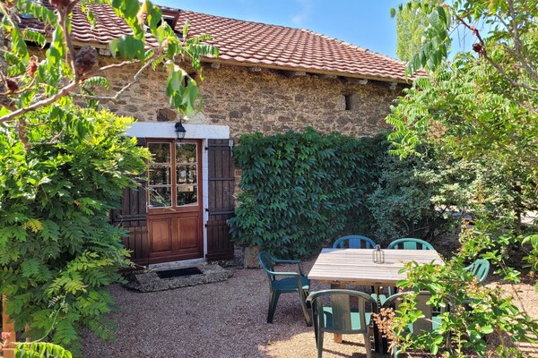 Foto van Authentieke gîte met terras en gedeeld zwembad. - Vakantiehuis in Saint-Saud-Lacoussière - GardenSummer