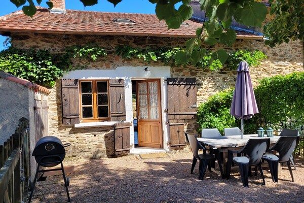 Foto van Authentieke gîte met terras en gedeeld zwembad. - Vakantiehuis in Saint-Saud-Lacoussière - GardenSummer