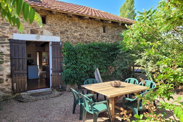 Foto van Authentieke gîte met terras en gedeeld zwembad. - Vakantiehuis in Saint-Saud-Lacoussière - GardenSummer