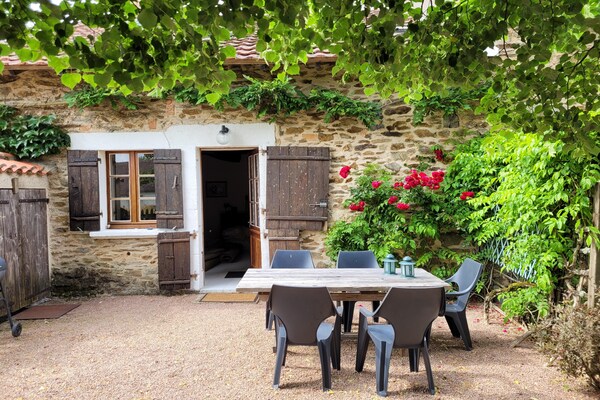 Foto van Authentieke gîte met terras en gedeeld zwembad. - Vakantiehuis in Saint-Saud-Lacoussière - GardenSummer