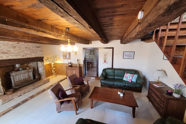Foto van Authentieke gîte met terras en gedeeld zwembad. - Vakantiehuis in Saint-Saud-Lacoussière - LivingRoom