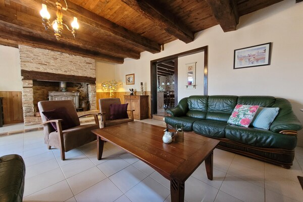 Foto van Authentieke gîte met terras en gedeeld zwembad. - Vakantiehuis in Saint-Saud-Lacoussière - LivingRoom