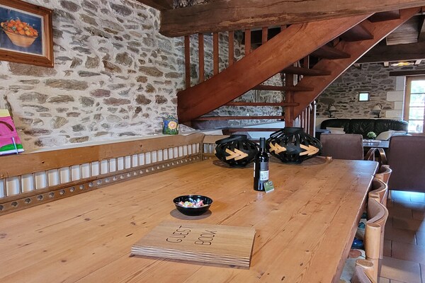 Foto van Authentieke, ruime gîte voor 10 personen - Vakantiehuis in Saint-Saud-Lacoussière - DiningRoom