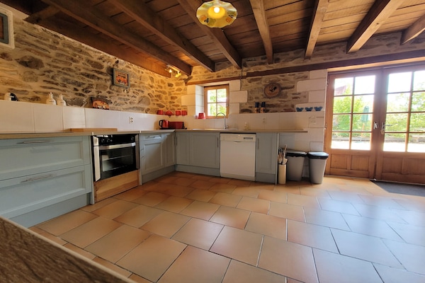 Foto van Authentieke, ruime gîte voor 10 personen - Vakantiehuis in Saint-Saud-Lacoussière - Kitchen