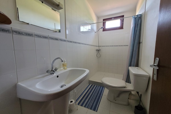 Foto van Authentieke, ruime gîte voor 10 personen - Vakantiehuis in Saint-Saud-Lacoussière - BathRoom
