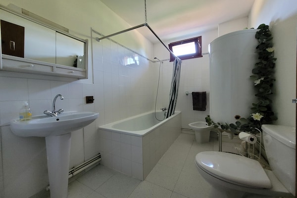 Foto van Authentieke, ruime gîte voor 10 personen - Vakantiehuis in Saint-Saud-Lacoussière - BathRoom