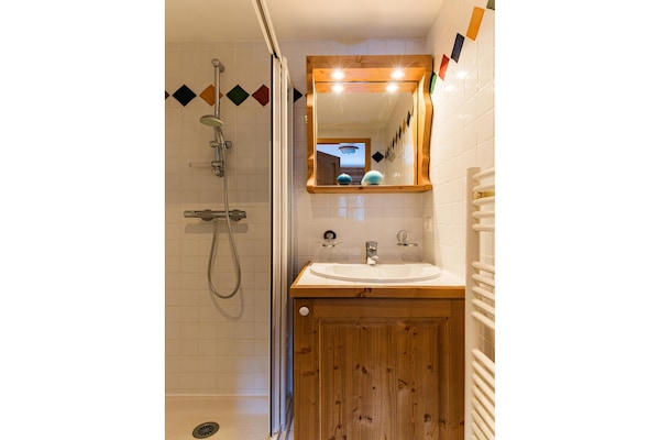 Foto van Bergvakantiehuis met verwarmd zwembad - Vakantiehuis in CHANTEMERLE - BathRoom