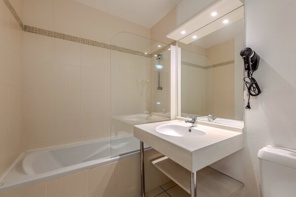 Foto van D. de Bertheaume N°105 - 2P4 - Vakantiehuis in Plougonvelin - BathRoom