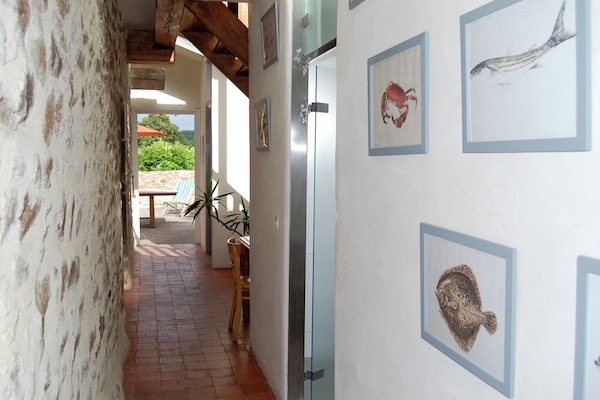 Foto van Prachtig herenhuis met omheinde tuin - Vakantiehuis in Baguer-Morvan - HallReception