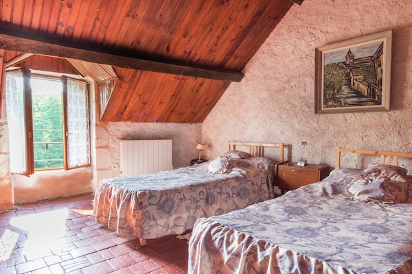 Foto van Een grotwoning met historische charme - Vakantiehuis in Faverolles - BedRoom