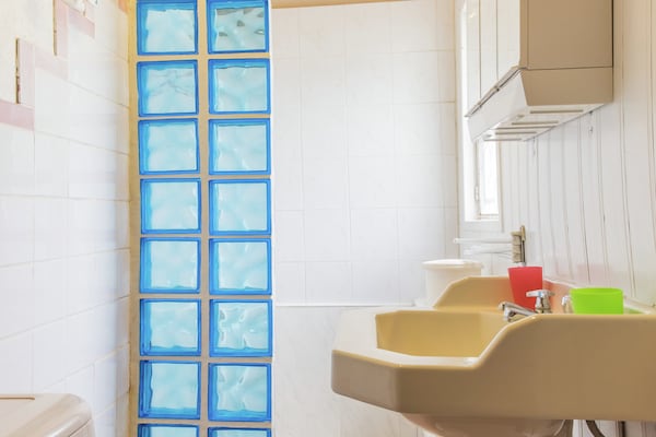 Foto van Een grotwoning met historische charme - Vakantiehuis in Faverolles - BathRoom